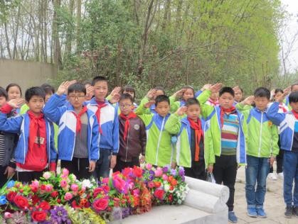 寿县 隐贤镇第一小学举行祭扫烈士墓活动