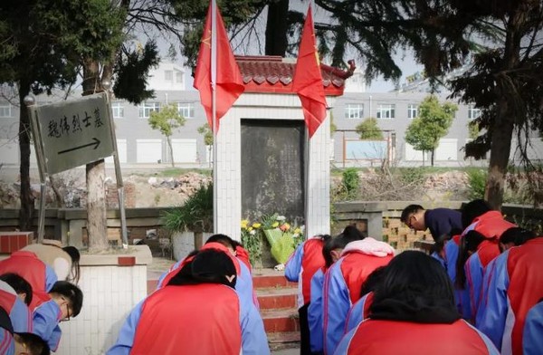 寿县 正阳中学组织学生开展“清明祭英烈”活动