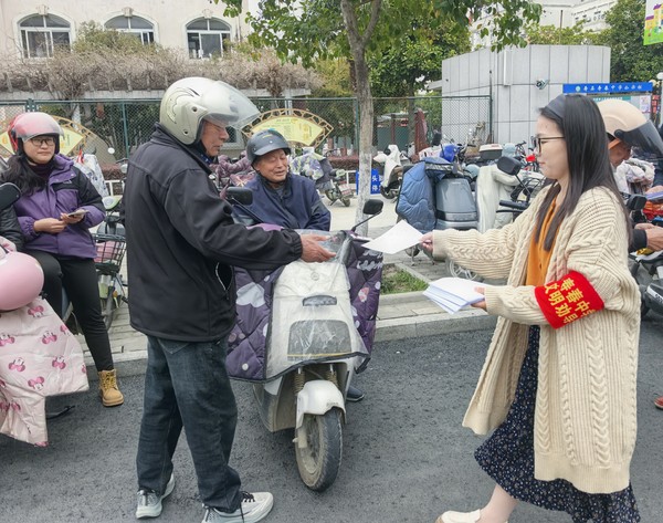 寿春中学开展“一盔一带”交通安全宣教活动