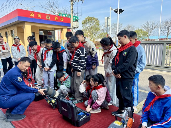 团寿县县委联合县消防救援大队开展“春假寻焰 安全童行”消防安全教育实践活动