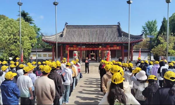 茶庵学区开展“访状元·看楚鼎·观节气·登城墙”主题研学活动