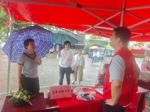 千年古塘迎客来  志愿服务暖人心