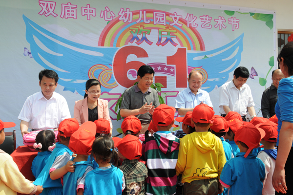 团县委在双庙集镇慰问少年儿童