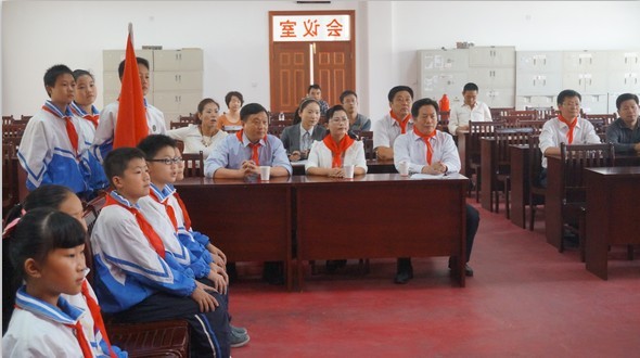 团县委参加实验小学“红领巾相约中国梦”第64个建队日主题中队会活动