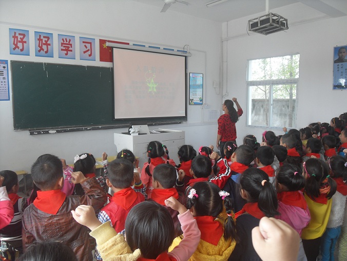 瓦房小学新少先队员入队仪式