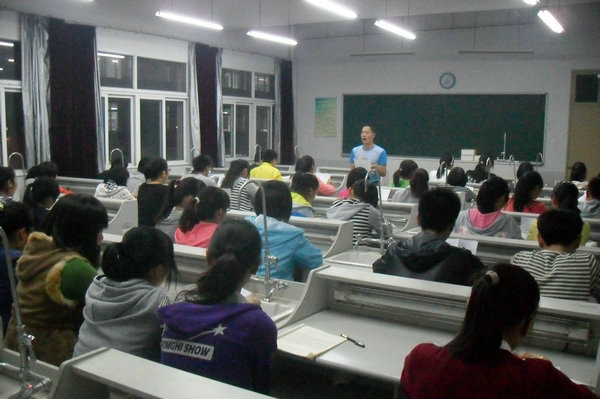 安丰高中新桥文学社：诵读经典  浸润心灵

