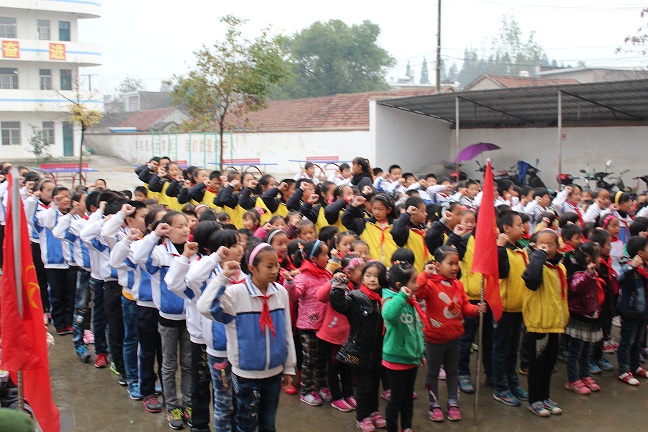 迎河中心校举行2014级新队员入队仪式

