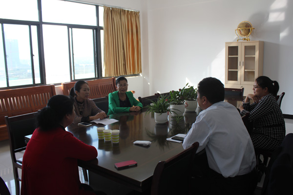   石阳玲书记检查实小团队工作