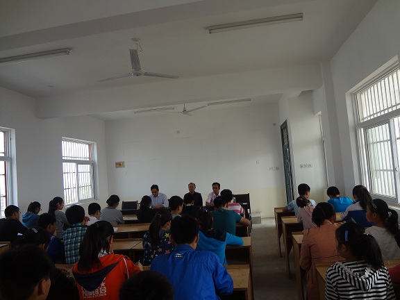 广岩初中团委召开团干部会议