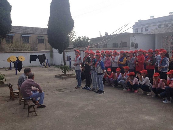  正阳中学重阳节开展尊老敬老活动