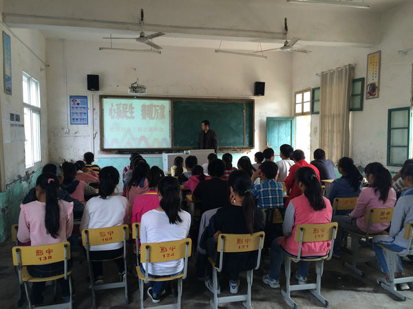 邢铺初中开展“教育民生工程”主题班会