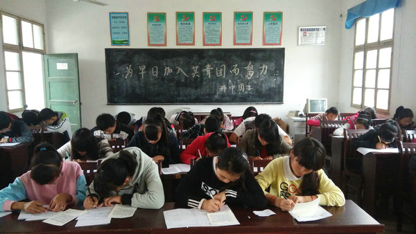  邢铺初中团委开展团课学习活动