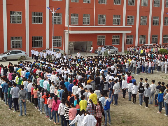 广岩初中团委开展“全国交通安全日”活动