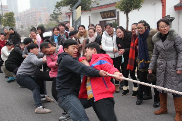 寿县一中举行拔河比赛