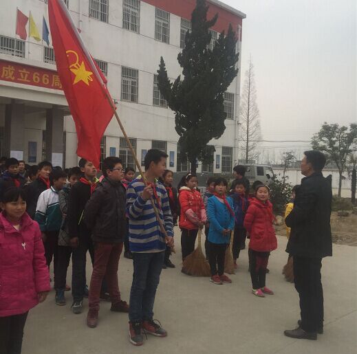 涧沟中心小学开展“雷锋精神伴我行”活动