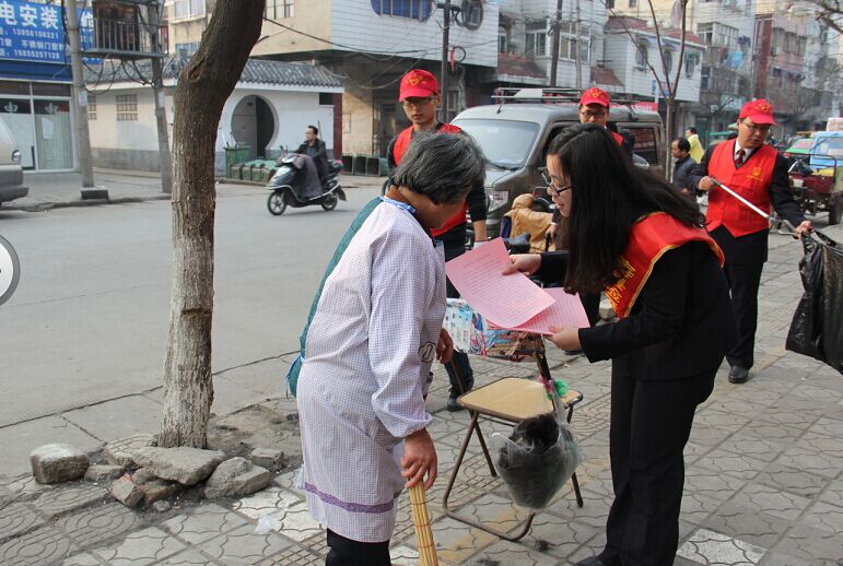 寿县人民检察院开展“六城同创”学雷锋志愿服务活动