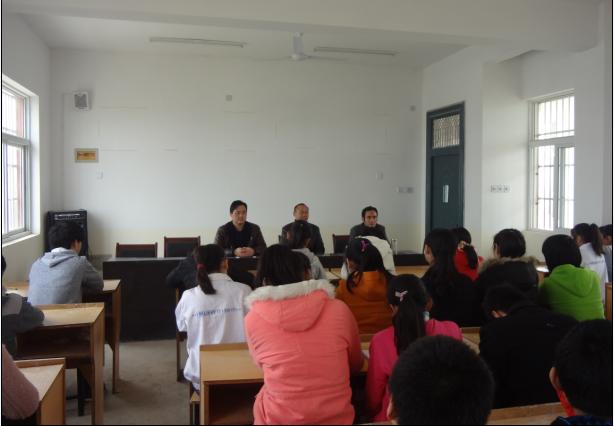 广岩初中团委开展“学雷锋，树新风”黑板报评比活动