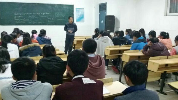 安丰高中英语沙龙社团举行“英语角”活动