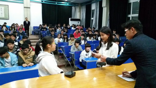 安丰高中新桥文学社举办“你问我答用成语”成语竞猜比赛

