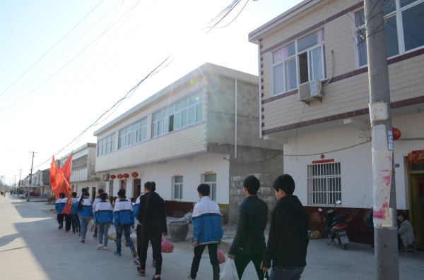   炎刘中学组织志愿者到敬老院慰问孤寡老人