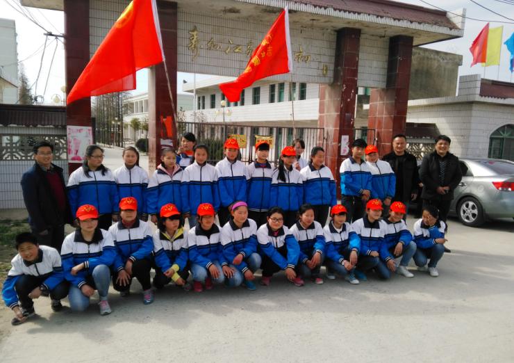 堰口学区开展“学雷锋”助力“美好乡村”建设活动