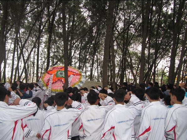 隐贤职高祭扫赵策烈士墓