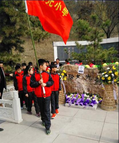 堰口学区组织师生为孙大光扫墓