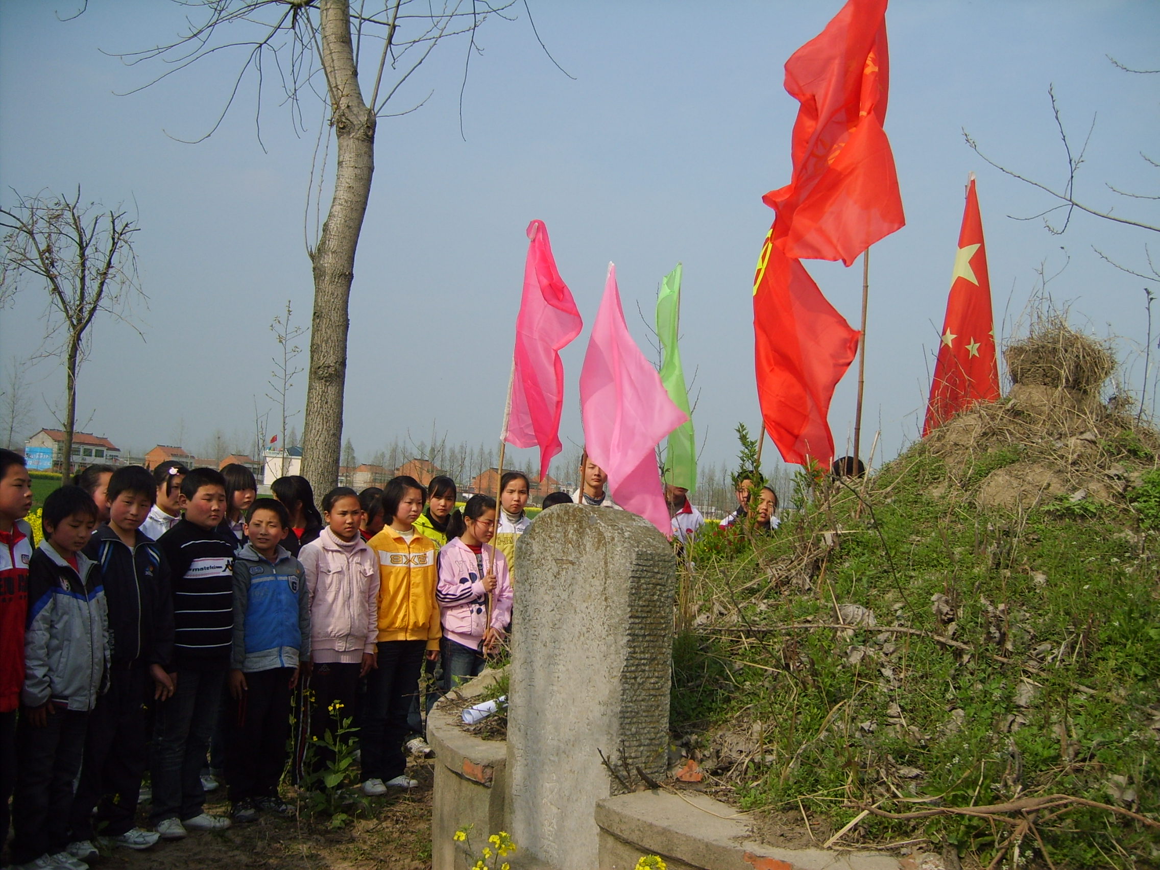 保义学区开荒初中举行清明祭英烈活动