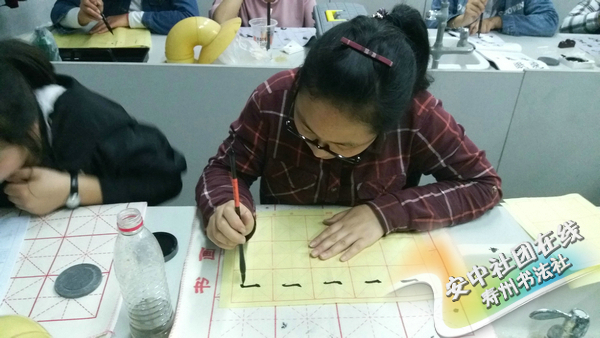 安丰高中寿州书法社举办毛笔书法暨“基本笔法”现场书写比赛

