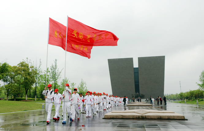 寿春中学团委组织优秀团干、团员、社团骨干开展

“省城科教一日游”活动

