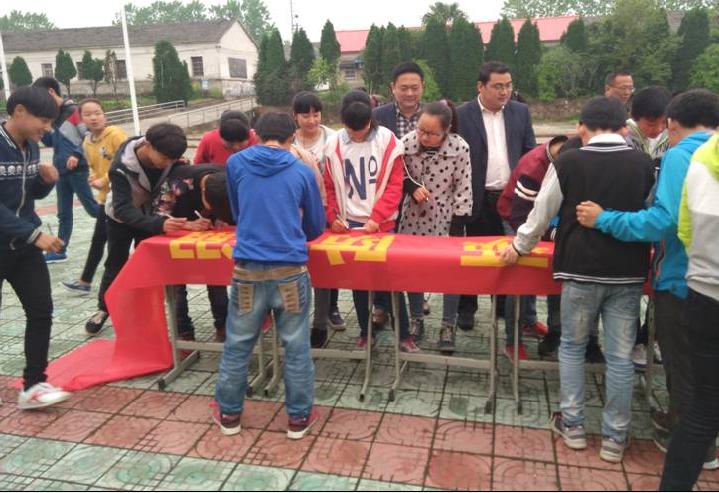 余集初中“珍爱生命，预防溺水”集中签名与宣誓活动