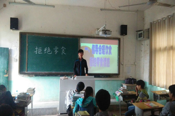 邢铺初中开展“拒绝零食进校园”主题班会

