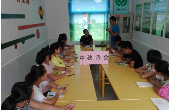 三觉初中田野文学社举行中秋诗会