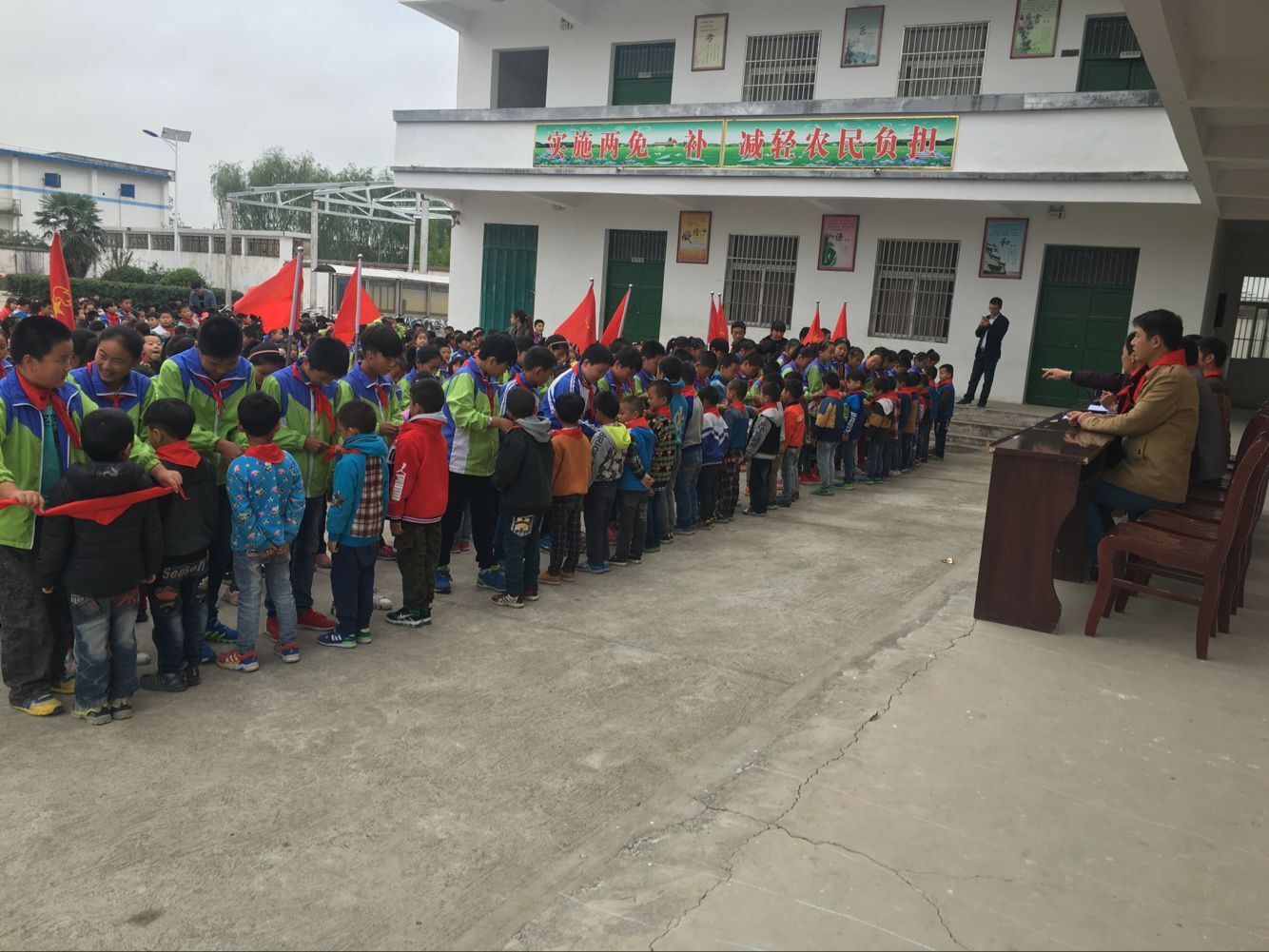 双庙集小学举行“少先队建队67周年纪念日”活动

