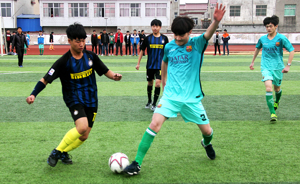 绿茵盛宴“嗨”动安中校园
——安丰高中“芍陂风杯”足球联赛（第一轮）激战正酣
