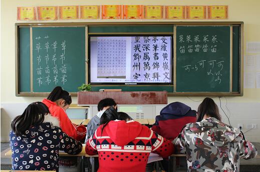 开设周末兴趣班，丰富留守儿童生活