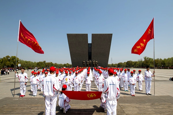 寿春中学赴渡江战役纪念馆举行重温入团誓词仪式